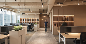 办公室装修设计：整体地板是环保的水磨石地板和泥土色的彩绘天花板