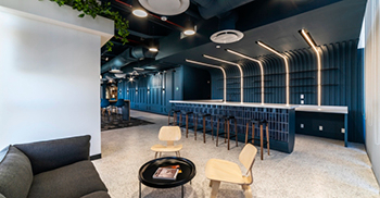 办公室设计装修：通过简单的纹理和对弯曲和柔软形式的关注 实现愉悦和宁静