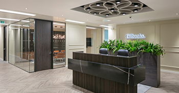 办公楼设计装修：企业标志巧妙地融入设计 定制的细木工功能充当隔断