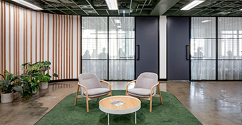 办公室装修案例：裸露的混凝土有助于纹理差异