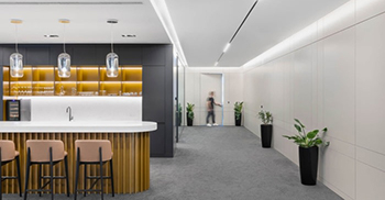 办公室设计装修案例：温暖的口音通过奢华的皮革和抛光木材高雅地引入