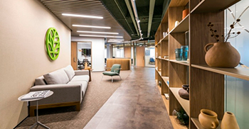 办公室装修：一个巨大的蜿蜒循环环穿过整个办公室引起好奇心