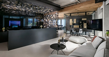 办公室设计：以金属结构制成的双向格栅隔板提供了隐含的通风分隔