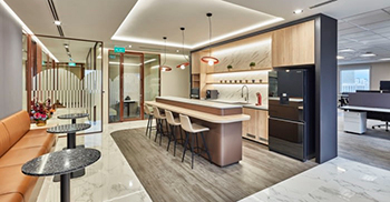 办公室装修：以深色木材和大理石般的装饰为特色