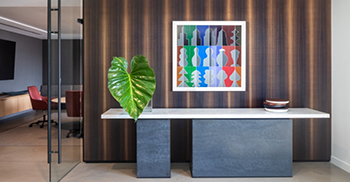 办公室装修设计：融合了精致和工业元素 艺术品和家具提供色彩和视觉趣味