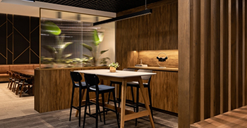 办公室设计装修：迎接游客的是装饰有艺术品的落地定制细木工单元