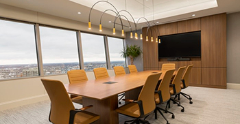 办公室装修设计：使用传统细节、定制内置和温暖材料营造出高端住宅的感觉