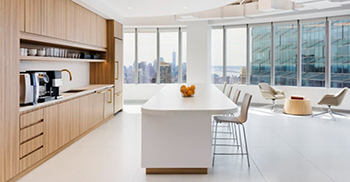 办公室设计案例：将天花板暴露在外以获得工业感