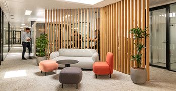 高端办公室设计装修：品牌文化通过饰面、色调贯穿融入整个空间