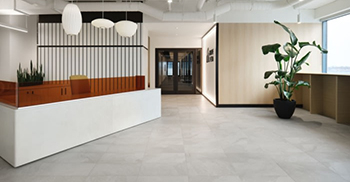 办公室装修设计：玻璃隔断中的黑色金属赋予了代表公司形象的城市时尚精神