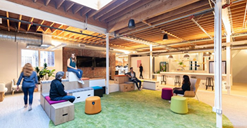 高端办公室设计：接待处对微笑的企业标志以及公司独特瓶子的形状表示赞赏