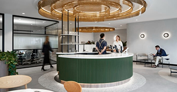 办公空间设计装修：大窗户让充足的自然光线充满空间 透明度和连通性是关键考虑因素