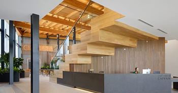 办公楼装修设计：建筑将木柱和钢柱融为一体，没有任何暴露