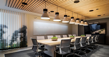 时尚办公室装修案例：明亮的黄色元素贯穿整个办公室 传达一种俏皮感