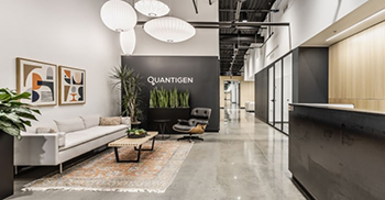 办公室装修设计：毛毡天花板处理增加了温暖和额外的视觉趣味