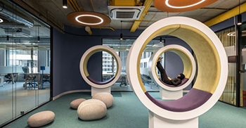 公司办公室装修效果：每个区域都有鲜艳的色彩、纹理、材料和悠闲的设计