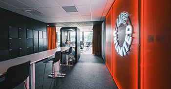 办公室空间设计：融合了大胆的色彩、霓虹灯和金属表面