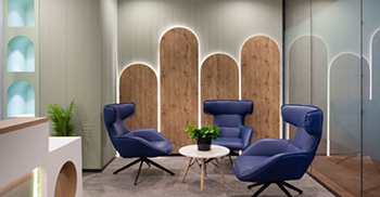 公司办公室设计装修：工作站布局采用独特的梯形设计提高功能和美感