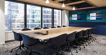 办公室设计装修：融合了健康室、亲生物设计元素和充足的自然光线