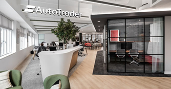 办公室设计装修：在所有电话亭和会议室中采用了声学材料