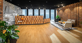 办公楼装修设计：柔化工业室内的布置元素 唤起了木地板上云杉图案的温馨氛围