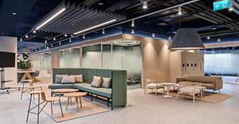 办公楼装修：设计师在整个办公室使用了专业的隔音板来创造声学平衡