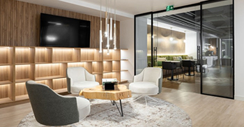 办公室装修：整个项目以酒吧和休息区为中心