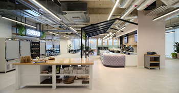 办公室室内设计：“幻觉枝形吊灯”融入了企业标志 以环保为主导的产品和材料选择