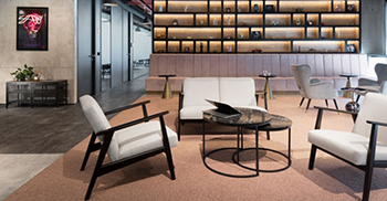 公司新办公室装修实景：内饰的亮点是采用品牌颜色的外露服务