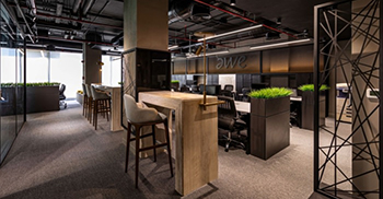 办公室装修设计：突出使用黑色和黄色营造一种散发积极、热情和欢乐感的氛围