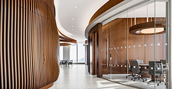 高端办公室装修案例：迷人的鳍墙、充足的自然光 无不营造诱人而充满活力的氛围