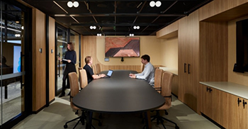 办公室室内装修：黑色金属元素、抛光混凝土地板和裸露的服务向企业的工业形象致敬