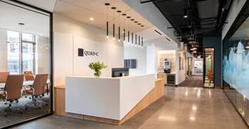 办公室设计装修：利用连接整个空间的玻璃和天花板元素 扩大了空间的感觉