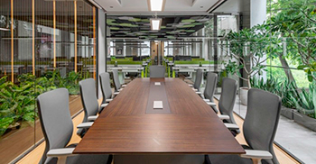 办公室空间设计：亲自然设计和拼色是关键设计元素