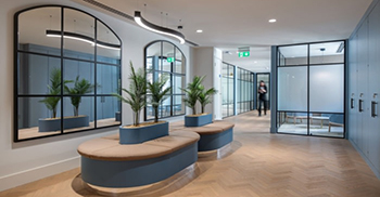 公司办公室设计装修：采用斯堪的纳维亚风格的设计 以浅色木质装饰和柔和色调为特色