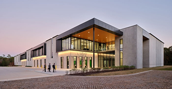 公司办公楼装修：共享空间和流通区延续了引人入胜的环境主题