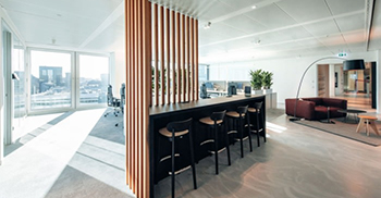 办公室室内设计：清晰自然的色调与经典原色的刻意点缀相得益彰