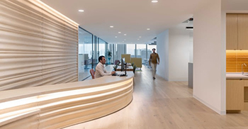 办公室装修设计案例：散发出一种罕见的轻盈、广阔和融合感