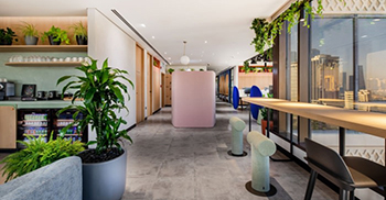 办公室装修设计：蓝色调与赤土色调相结合 营造出强烈、平衡的美感