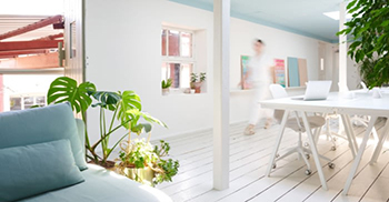 简约风办公室装修：浅陶土、茧状的会议空间在视觉上与当地建筑乡土相呼应