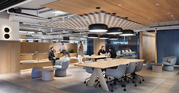 办公室设计通过创造绿色空间和自然光 延续了“与自然流动”的理念