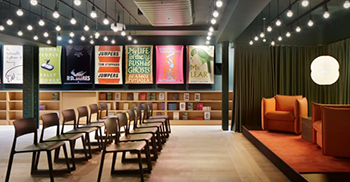 办公室装修：自然光通过上方巨大的灯笼天窗倾泻而下