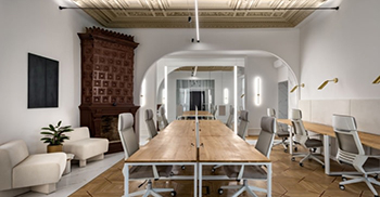 办公室设计：白色的墙壁、浅色的木色调和玻璃隔断营造出干净的石板效果