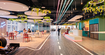 厂房办公楼装修：让参观者沉浸在霓虹灯照亮的充满活力的街头赛车氛围中