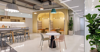 办公楼设计装修：自助餐厅在通往宽敞建筑群的走廊的起点处可见