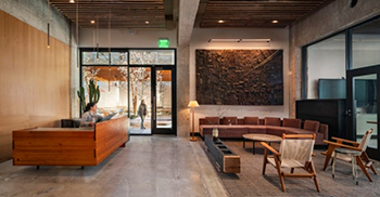 办公室设计：旋转的艺术展览计划为艺术和建筑提供了直接对话的机会