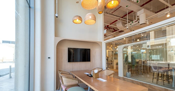 办公室设计装修：柔和渐变色的玻璃有色隔断 鼓励每个客舱的半隐私