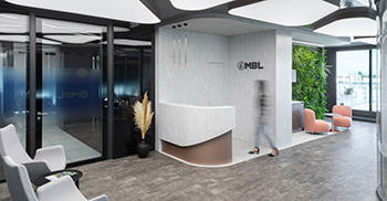 办公室设计装修：流畅而弯曲的设计元素的存在为办公室的内部引入了艺术维度