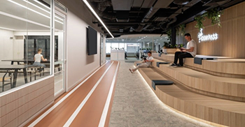 办公楼设计装修方案：团队的密切合作通过多种协作空间选项扩展到外部
