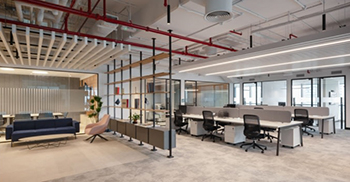 办公室装修：清爽的白色天花板、建筑圆形照明和经典的皮革家具细节贯穿始终